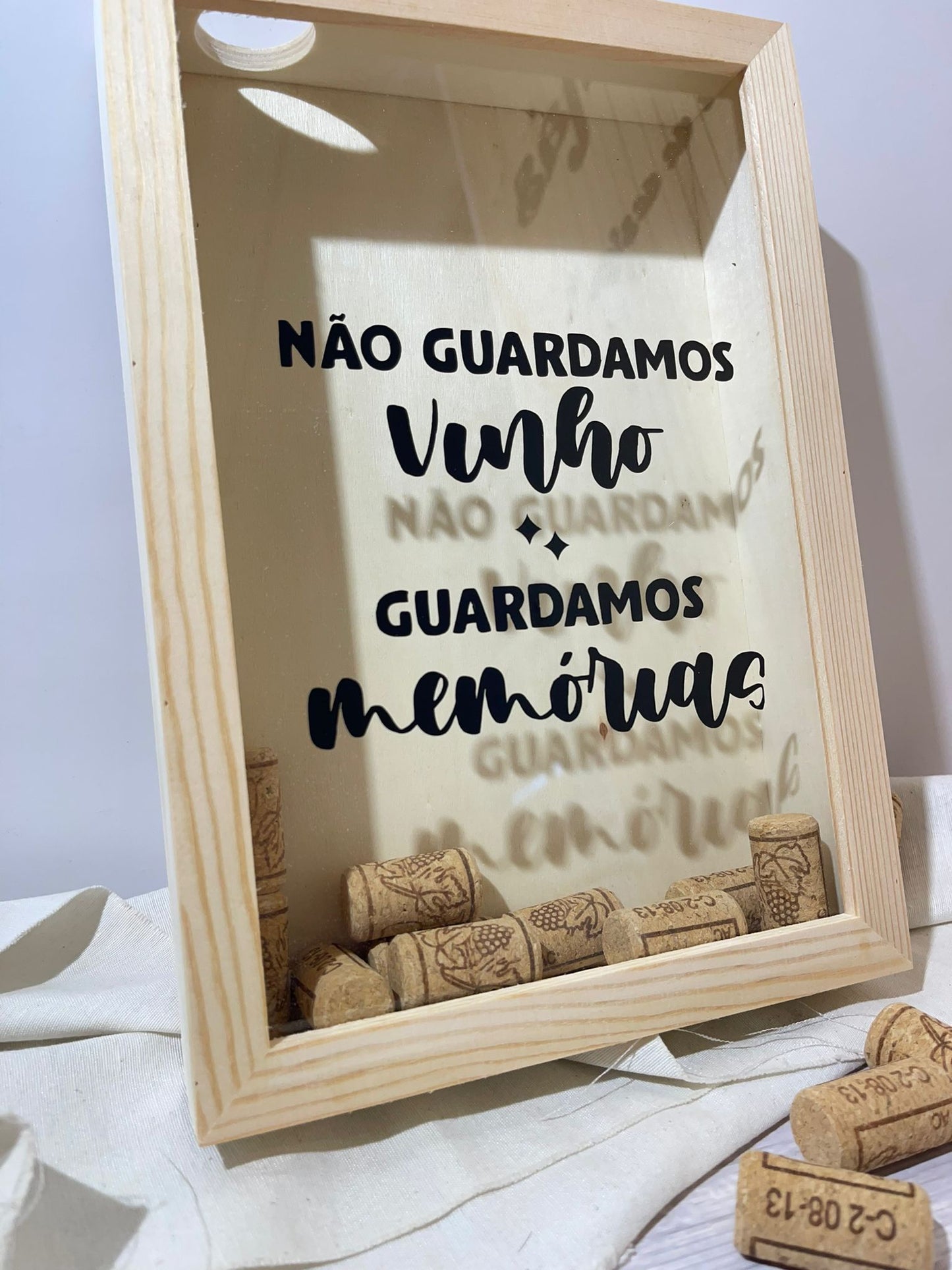Caixa de Rolhas "Não Guardamos Vinho, Guardamos Memórias"