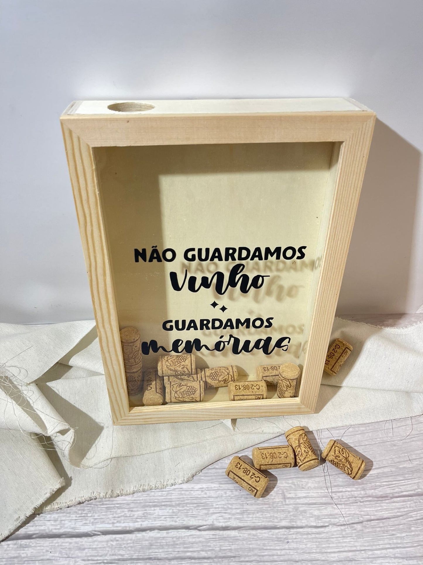 Caixa de Rolhas "Não Guardamos Vinho, Guardamos Memórias"
